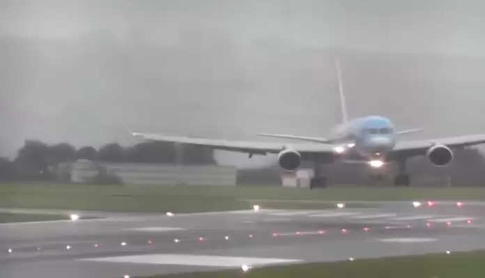 The balance of the aircraft deteriorated due to strong wind during landing, see what happened again in the video