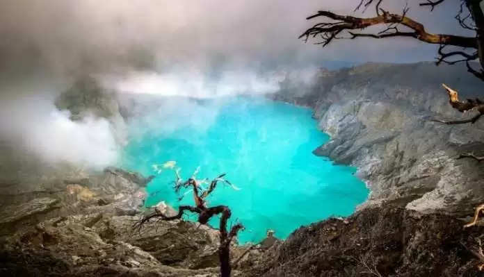 Mysterious : This lake is considered to be the world’s most mysterious lake, its water turns blue at night