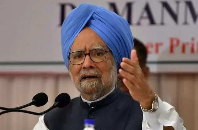 पूर्व प्रधानमंत्री Manmohan Singh और पत्नी ने एम्स में लगवाया कोविड टीका
