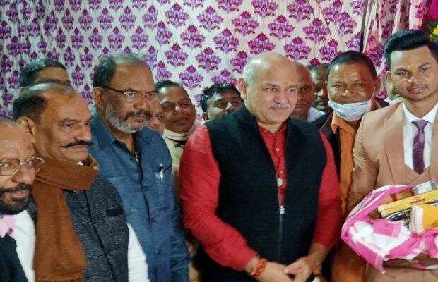 BJP shares a picture of Delhi’s Deputy CM Sisodia without a mask from a marriage