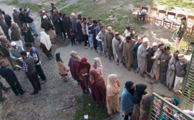 Jammu and Kashmir DDC election : भीषण ठंड के बावजूद मतदाताओं की लंबी कतारें
