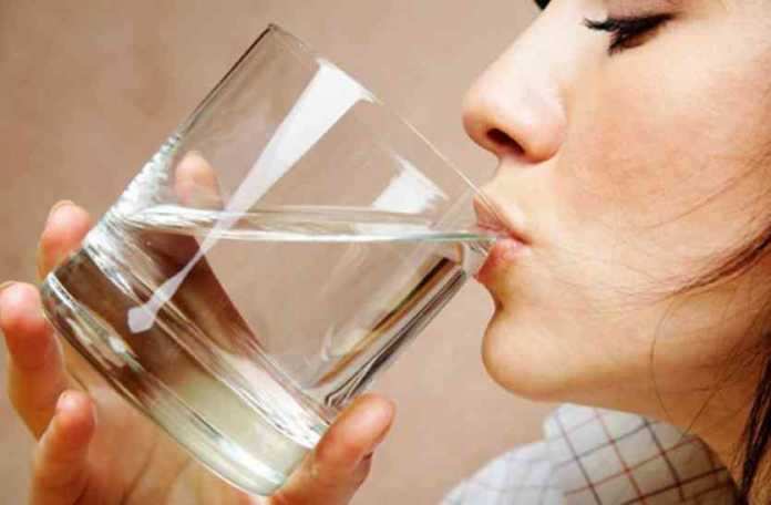 क्या आप भी सर्दियों में गर्म पानी पीते हैं? जानिए इसके नुकसान