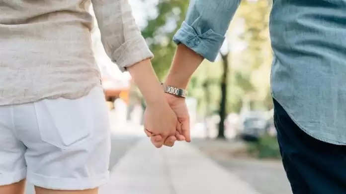 Relationship: शोध में कहा गया है कि जब एक-दूसरे का हाथ थामते हैं तो प्रेमियों के दिमाग में क्या होता है?