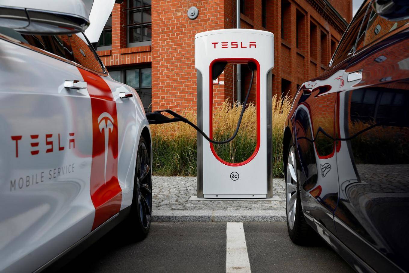Tesla Launches Fast Electric Car Charging in Berlin