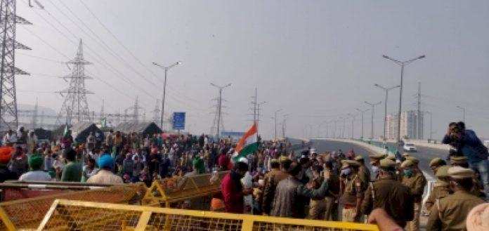 Protesting farmer ने दिल्ली से उप्र जाने वाले राजमार्ग को अवरुद्ध किया