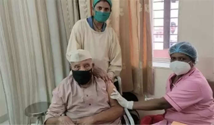 Rajasthan : 75 वर्षीय समाजवादी नेता समेत 7 लाख बुजुर्गो ने वैक्सीन लगवाई