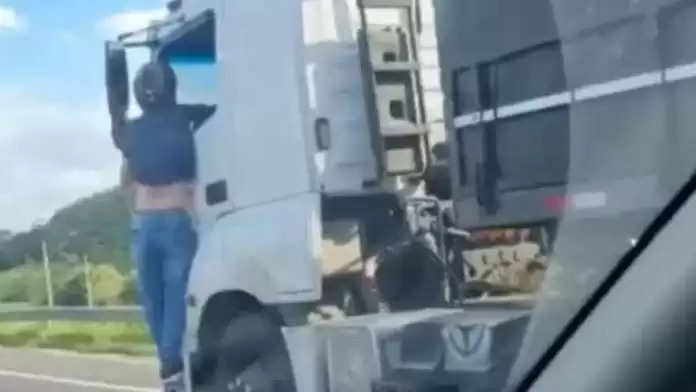 पत्नी को मारकर फरार हो रहा था ट्रक ड्राइवर, 30 किलोमीटर तक खिड़की से लटका रहा पति