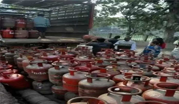 LPG, petroleum prices वृद्धि पर विपक्ष ने लोकसभा में किया हंगामा