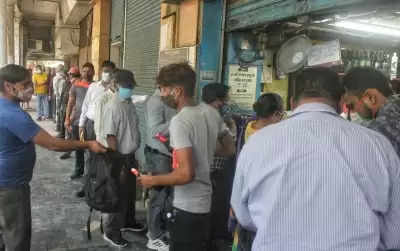 Delhi में लॉकडाउन की घोषणा, शराब के ठकों में लगी लंबी कतारें