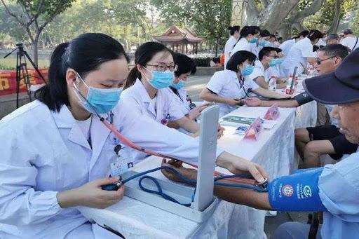 चीन में चिकित्सकों की संख्या 38 लाख 67 हजार है