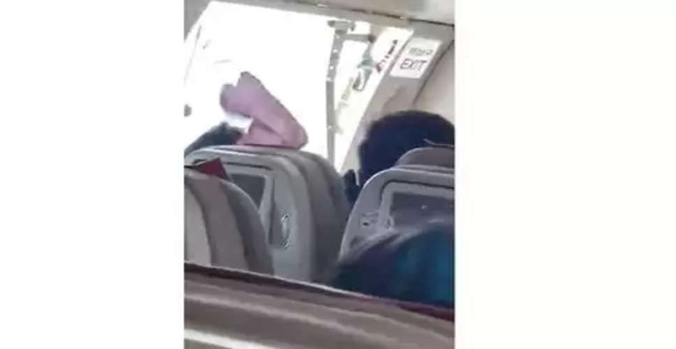 Man aboard S.Korean flight detained for opening plane door (Ld)