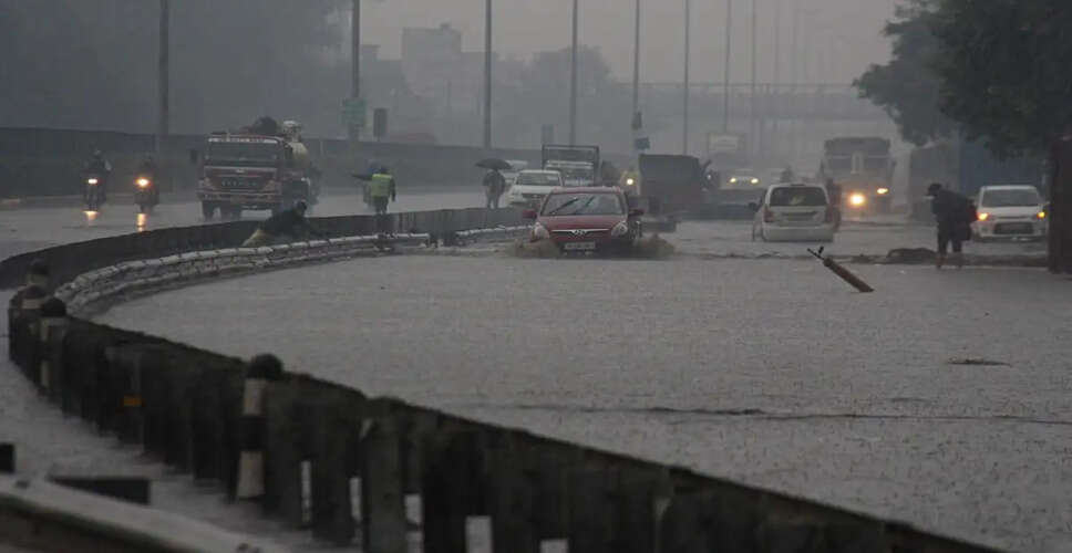 Severe Weather Disrupts Noida: Heavy Rain and Storms Cause Traffic Issues