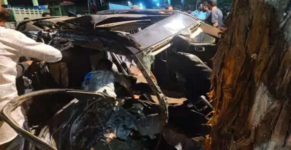 Three killed as car rams into electric pole in Bhopal