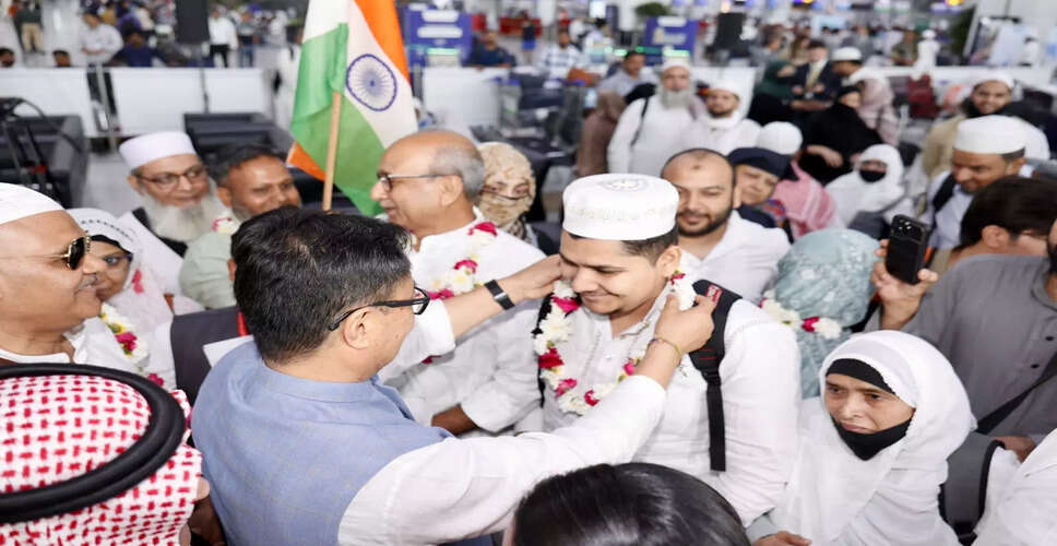 Indian Haj Pilgrims Begin Journey to Mina with Team India Support