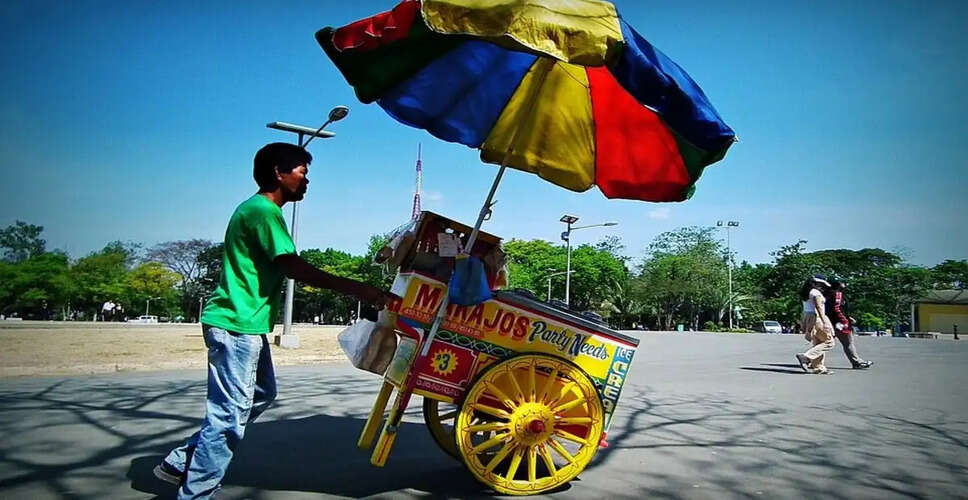 Heartwarming Gesture: Man Distributes Ice Cream to Laborers Battling Heat in Bengaluru