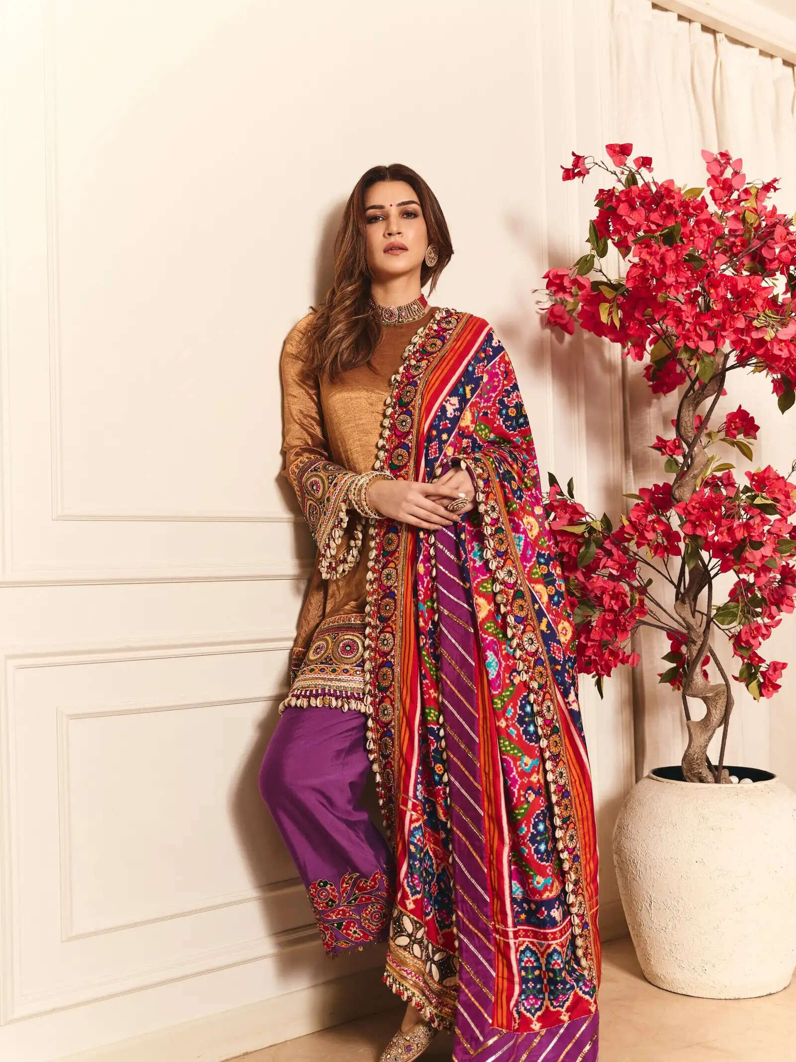 Kriti Sanon Dazzles in Ethnic Attire for Navratri Celebrations
