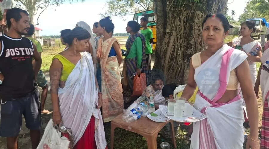 Sivasagar Flood Survivors Show Gratitude to Relief Volunteers