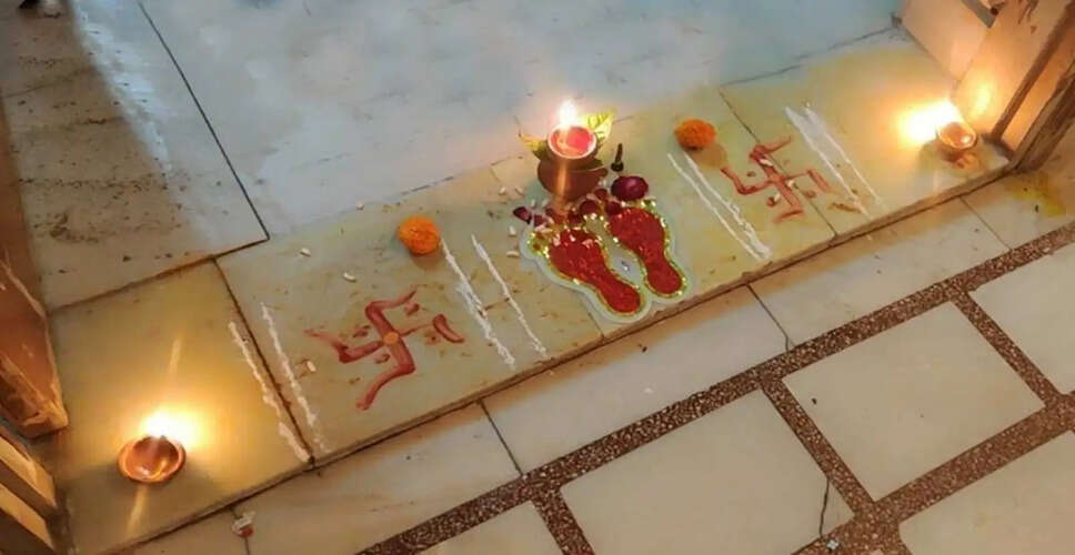 Understanding the Cultural Significance of Sitting on Doorframes in Hinduism