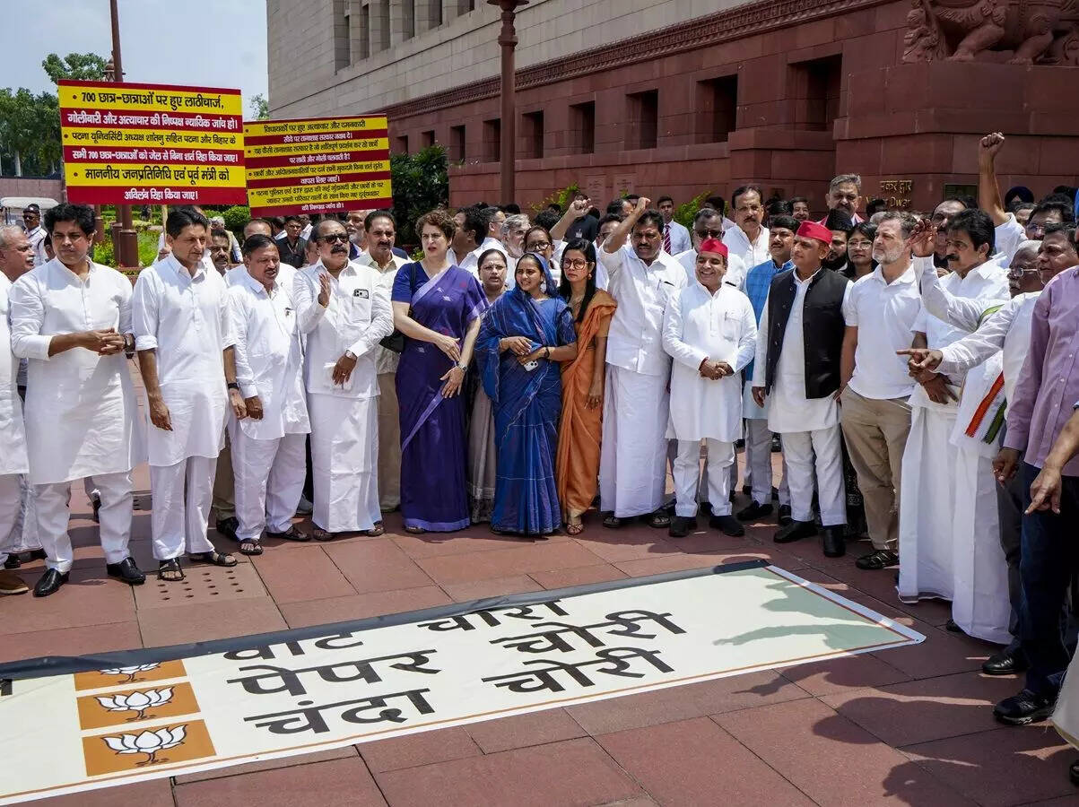 Congress Critiques Government's Education Reform Efforts Amid Protests