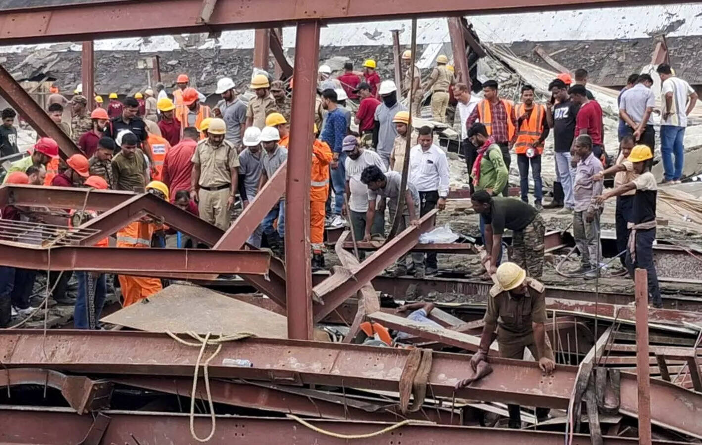 Kolkata Warehouse Collapse Triggers Major Rescue Operation