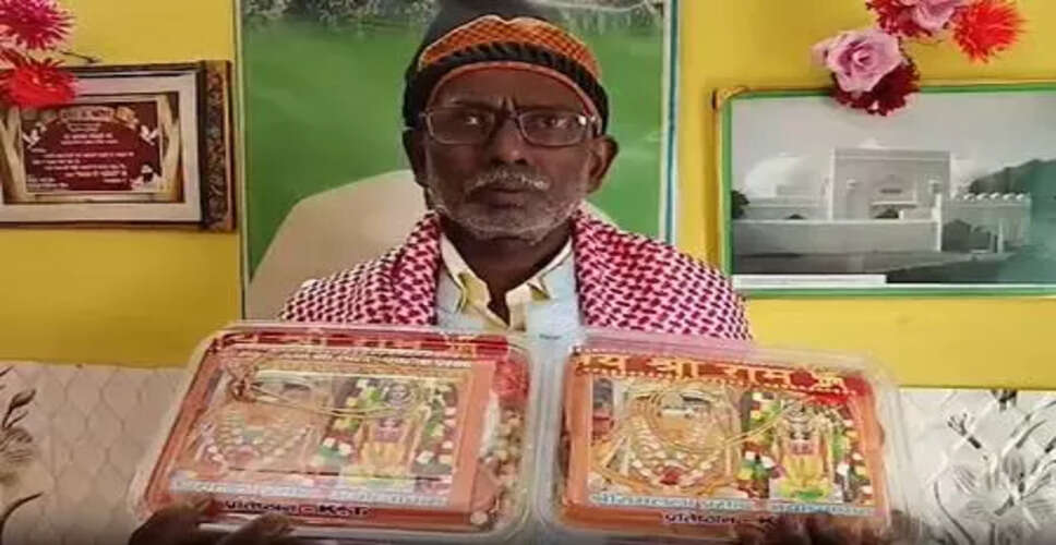 Celebrating Ram Navami: Iqbal Ansari Distributes Lord Ram's Picture in Ayodhya