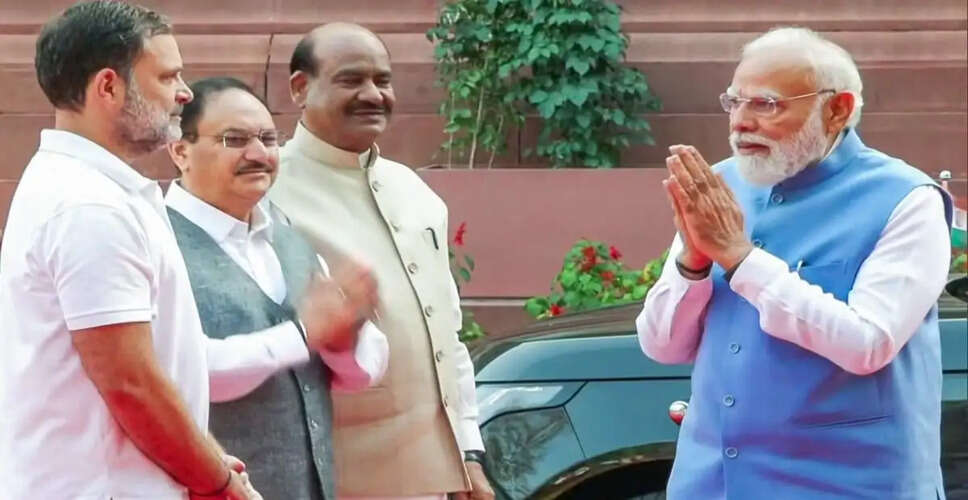 Prime Minister Modi and Rahul Gandhi Share Rare Moment of Unity at Jyotirao Phule's 200th Birth Anniversary