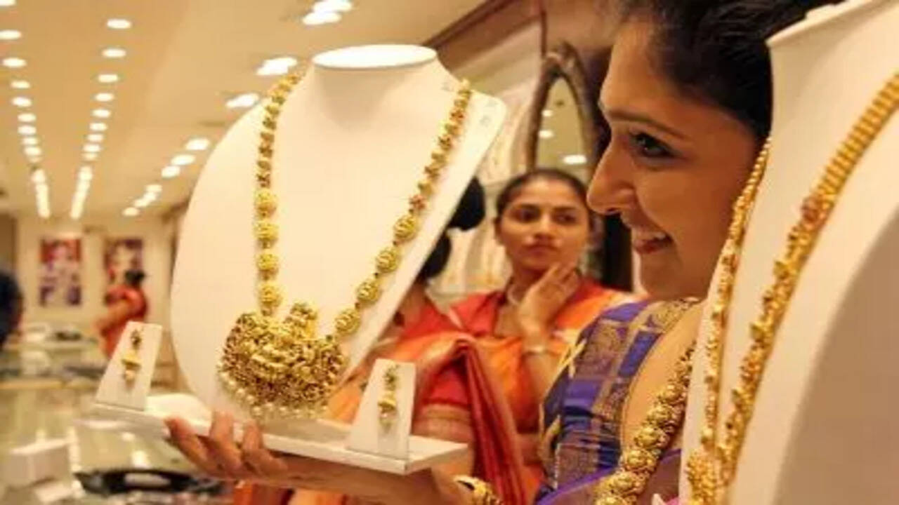 Gold Prices Decline Amid Federal Reserve's Policy Insights