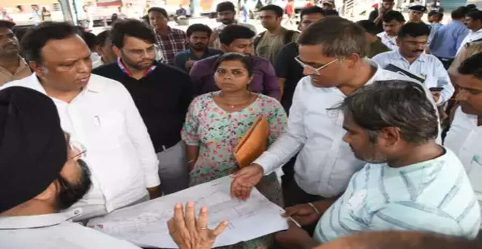 Maha Minister directs officials to deliver results on monsoon preparedness