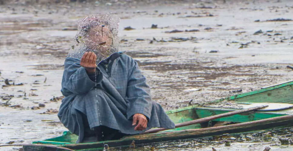 Severe Cold Grips Srinagar as Dal Lake Partially Freezes