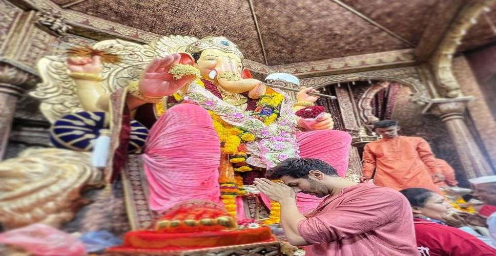Kartik Aaryan visits Lalbaugcha Raja on 1st day of Ganesh Chaturthi