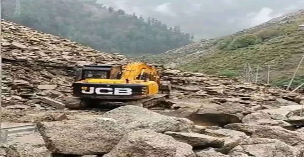 Srinagar-Jammu Highway Closed Due to Landslide: Traffic Advisory Issued