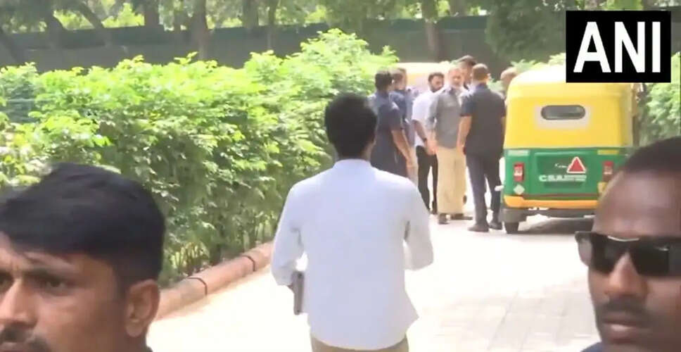 Rahul Gandhi Engages with Auto Rickshaw Drivers in Delhi to Discuss Challenges