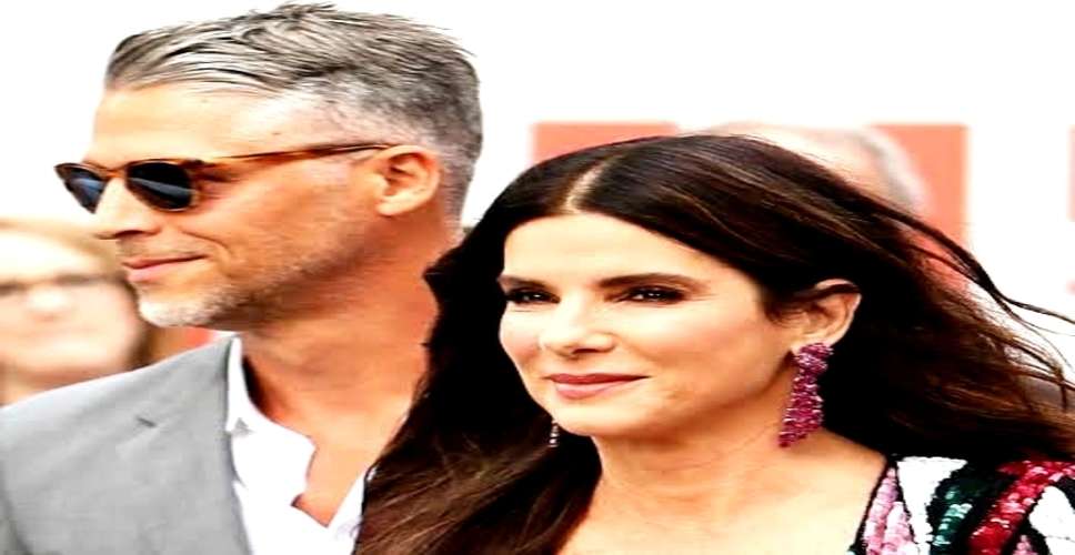 Sandra Bullock, late Bryan Randall seen dancing in a moonlit night in old video