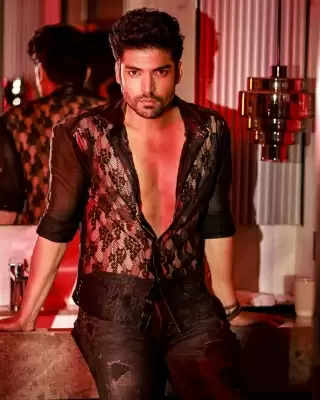 Gurmeet Choudhary shot for Tere Mere in blistering Rajasthan heat wearing  leather jackets