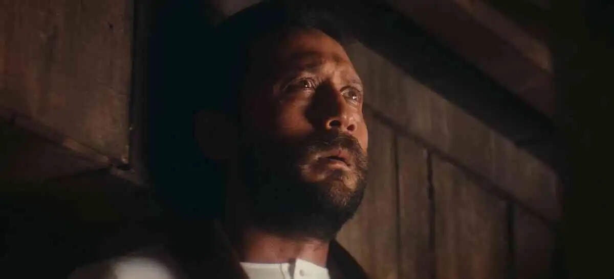 Exploring the Cinematic Brilliance of Vidhu Vinod Chopra's '1942: A Love Story'