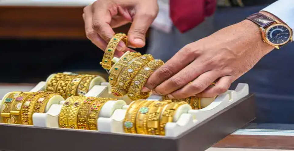 Gold Prices Take a Hit: What&rsquo;s Behind the Recent Decline?