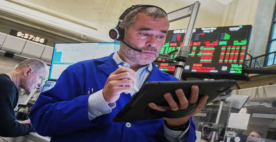 Dow Jones Hits New High Amid Nasdaq Decline