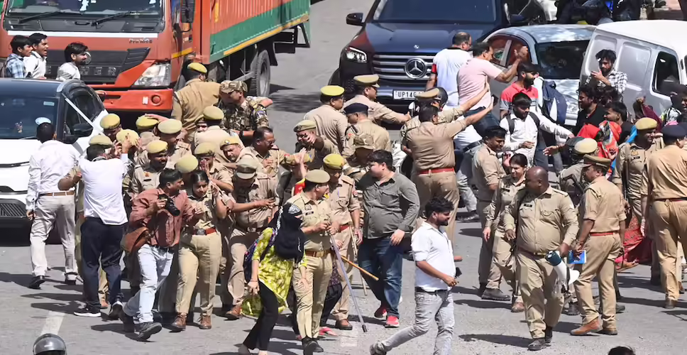 Workers Protest Rising Inflation in Noida Amidst Economic Struggles