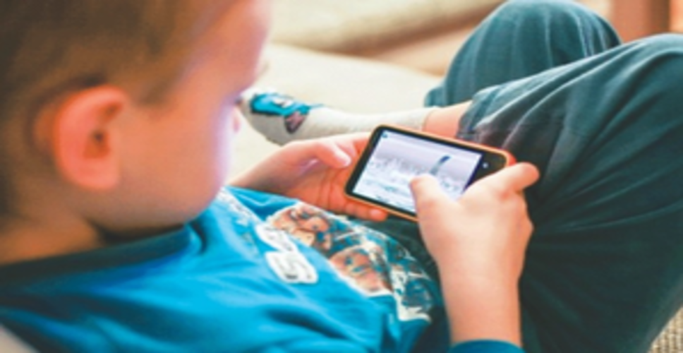 Why giving smartphones to calm down kids' tantrums may not be healthy
