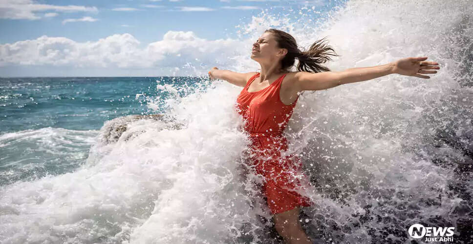Woman's Titanic Pose Goes Wrong at the Beach