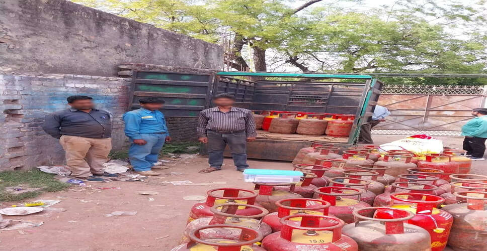 Delhi Police Bust Illegal LPG Cylinder Operation in Palam
