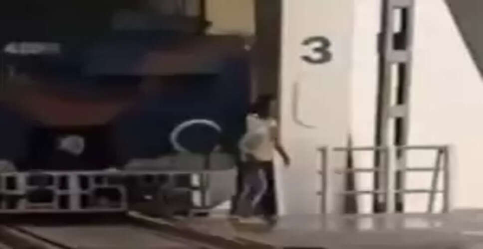 Shocking Viral Video: Two Individuals Risk Their Lives for a Perfect Shot Near Train Tracks