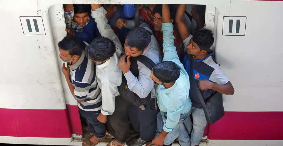 Tragic Train Accident in Maharashtra Claims Four Lives