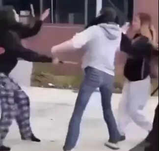 Viral Showdown: Hammer-Wielding Girl Faces Off Against Trio in Shocking Street Altercation