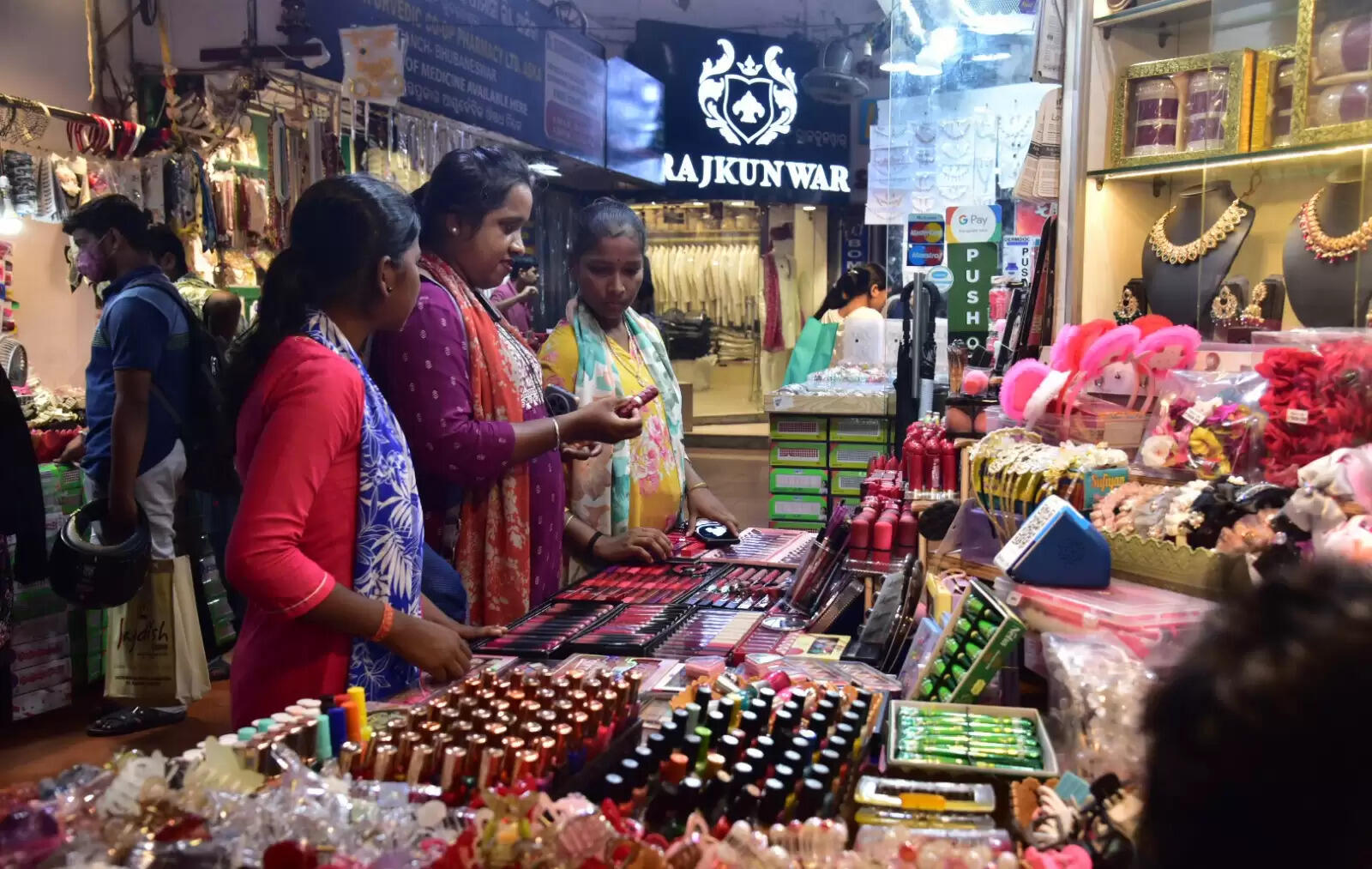Excitement Builds for Raja Festival: Women Embrace Shopping and Mehendi