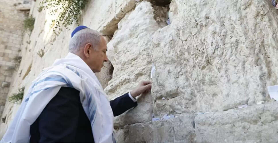 Netanyahu's Visit to Jerusalem's Western Wall: A Prayer for Soldiers and Significance of the Sacred Site