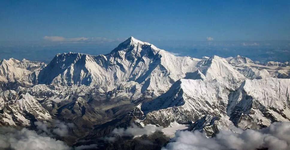 Tragic Loss of Nepali Guide Amid Everest Climbing Season