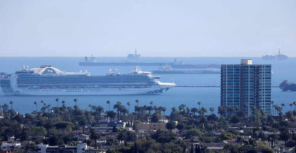 Crude Oil Tankers Navigate Strait of Hormuz Amid Tensions