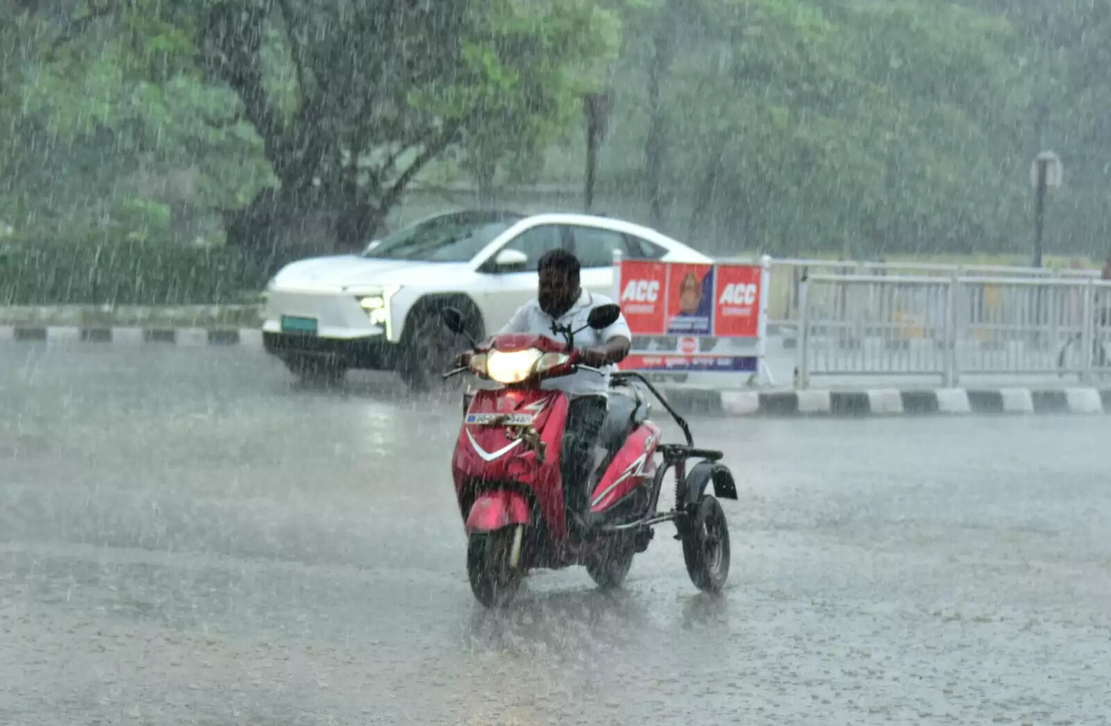 Bhubaneswar's Rainy Monday: A Spectacle of Devotion at Lingaraj Temple
