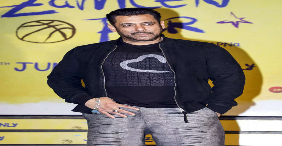 Bollywood Icons Unite at Special Screening of Aamir Khan's Film